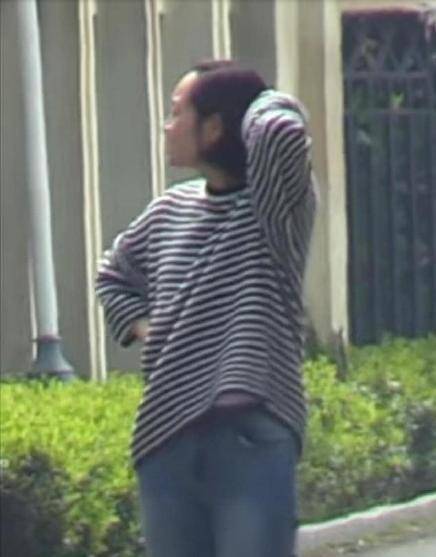 朱丹挺四个月孕肚抱女儿出街，素面朝天身材臃