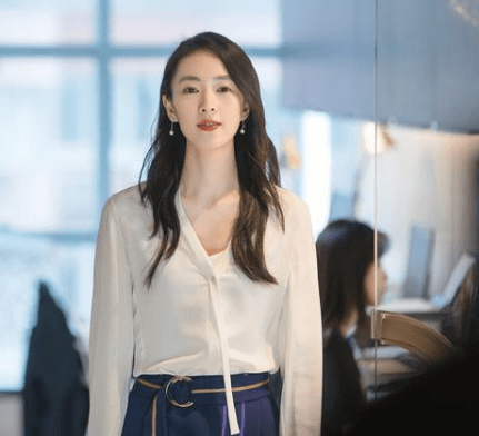 原创顾佳,身穿连衣裙佩戴腕表,三十岁女人也可以很优雅!