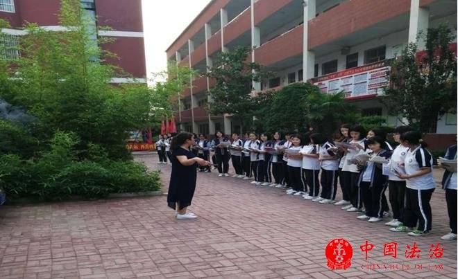 濮阳县第三中学党总支开展了一场别开生面的爱心捐书活动