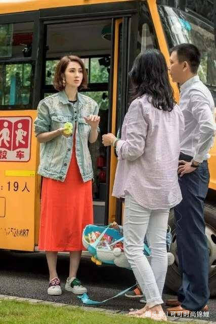 雕花|洪欣衣品突飞猛进!穿薄荷绿衬衫配雕花裙,露上身内搭洋气又高级