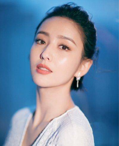 全班|佟丽娅称自己“全班最丑”，本以为是谦虚，看合照：什么神仙班级