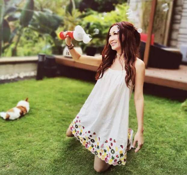 比基尼|53岁温碧霞穿比基尼，富豪老公被嘲黑又老，港风女神为显年轻太拼