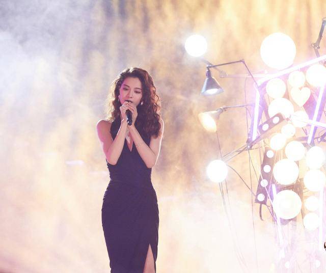 佟丽娅|综艺造型，钟楚曦港风复古明艳，佟丽娅衣品提升却被表现力扣分