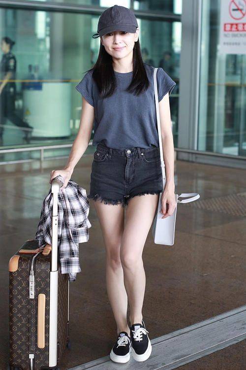 气质|董洁认真打扮起来还是好看，法令纹虽然掩盖不住，但气质赢回来了