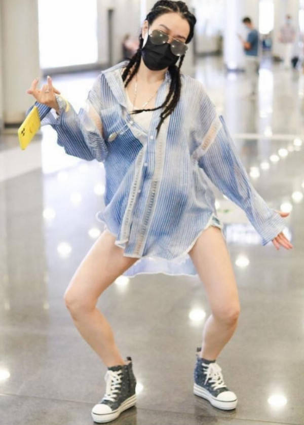 张伦|钟丽缇啥情况？全身穿一件T恤露面，这么大胆张伦硕没法管？