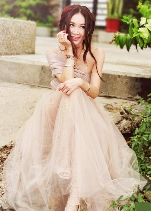 比基尼|53岁温碧霞穿比基尼，富豪老公被嘲黑又老，港风女神为显年轻太拼