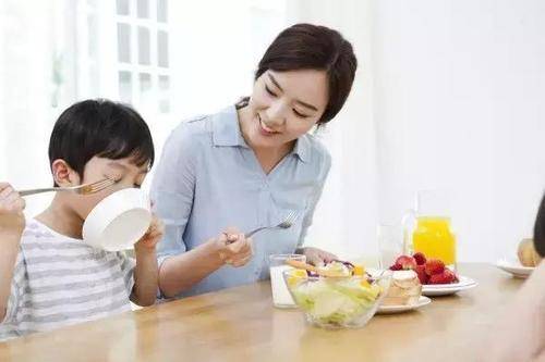 孩子执拗不吃饭,要不要“饿他一顿”?答案让人后怕,别再做错了 孩子执拗不吃饭,要不要“饿他一顿”?答案让人后怕,别再做错了
