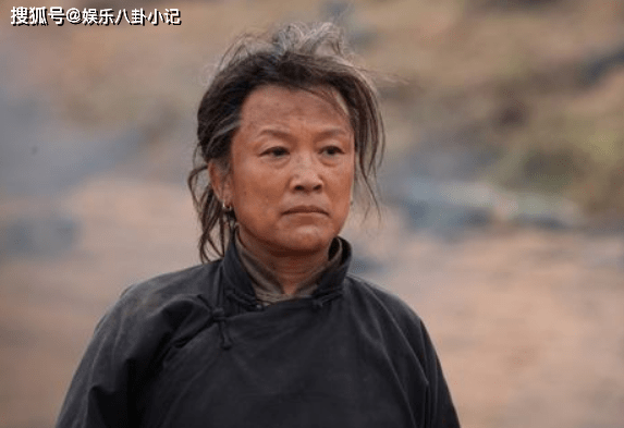 原创国家一级演员，曾为了事业致终生未育，61岁做奶奶的年纪当了妈妈