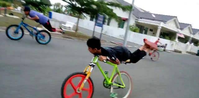 死飞排行_8名“死飞少年”凌晨“起飞”,结果全部被女司机撞死,最新庭审结...