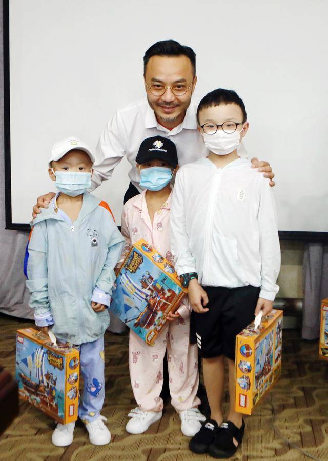 汪涵|汪涵悄悄资助患病儿童，为文艺电影解囊，这些年他默默做了很多事