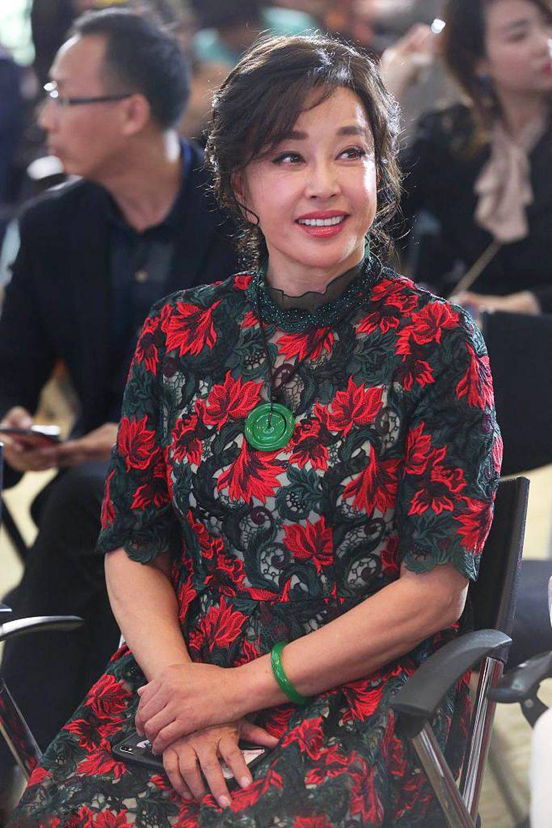 知性|刘晓庆晒出老公合照，打扮知性修了图像两代人，但衰老已成事实！