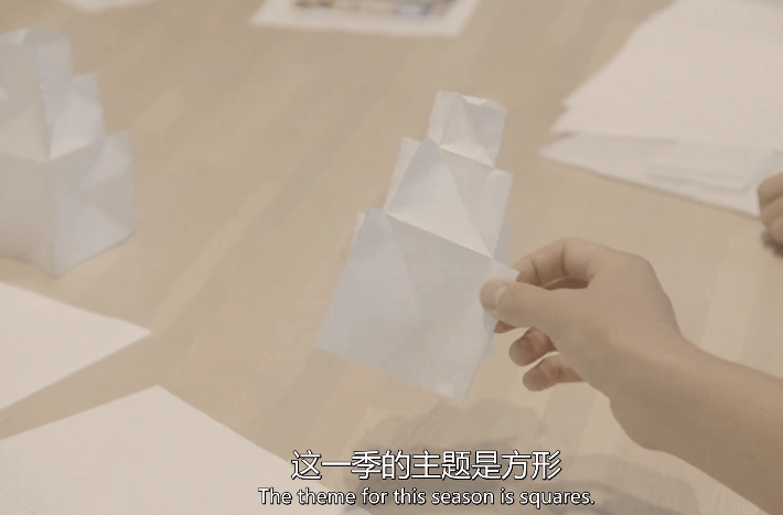 旗袍|BLACKPINK穿韩服打歌,巩俐穿旗袍走红毯,传统与现代的结合惹争议