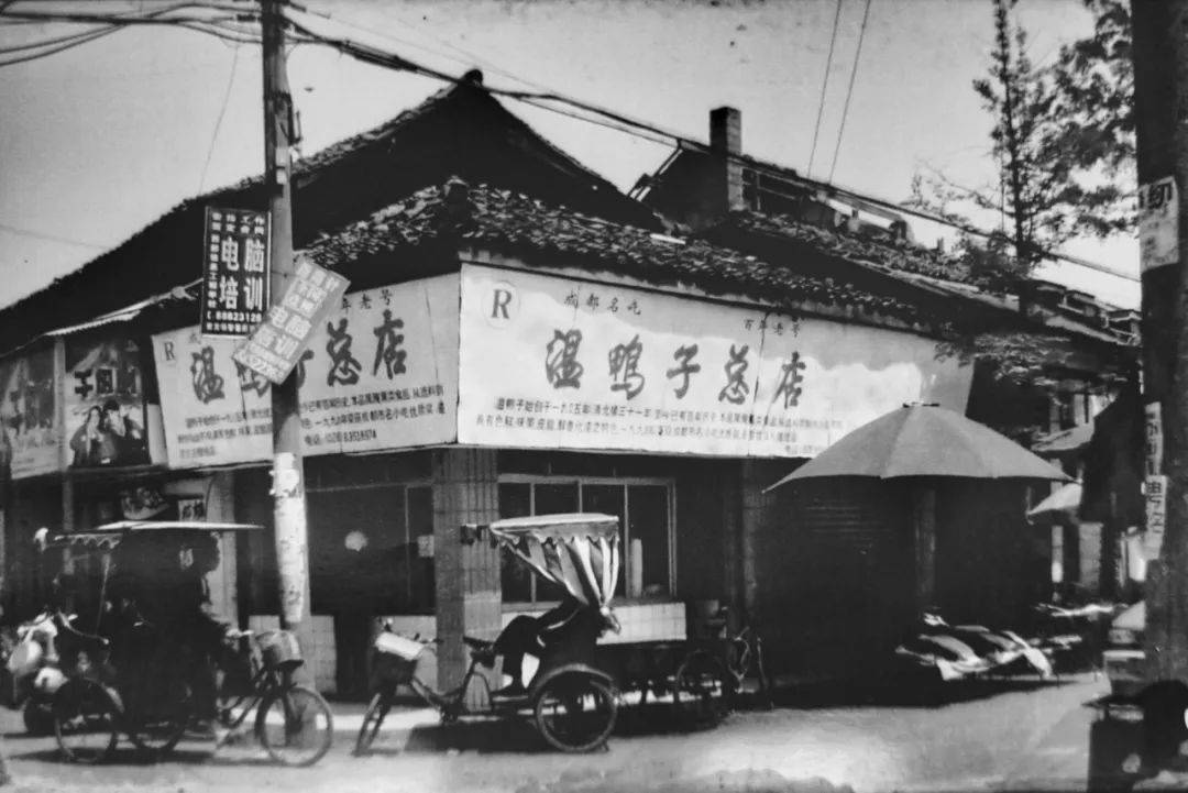 1917年成都北门大街的照片里,当有过驷马桥而来交易的青龙场客家人