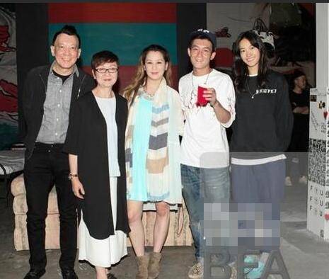 上梁不正下梁歪！陈冠希父亲是“同志”？与演员胡兵很暧昧？