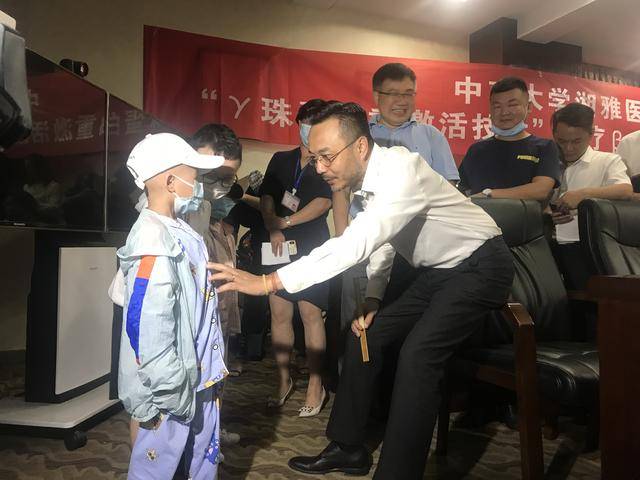 汪涵|汪涵悄悄资助患病儿童，为文艺电影解囊，这些年他默默做了很多事