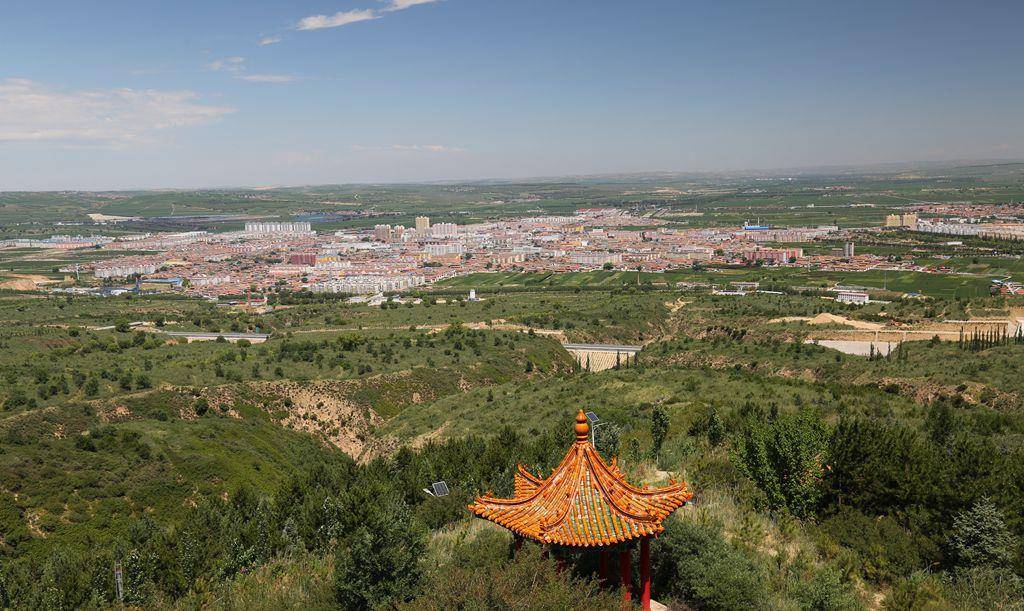 建在山上可鸟瞰五寨全貌的南山公园