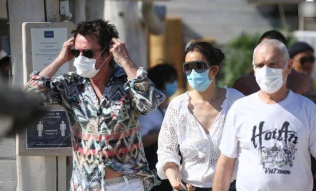 55岁巩俐穿着性感，与71岁丈夫十指紧扣，二人同