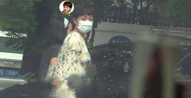 脑门|50岁张嘉译头发花白走路佝偻，女儿皮肤黝黑脑门宽大，不像父母