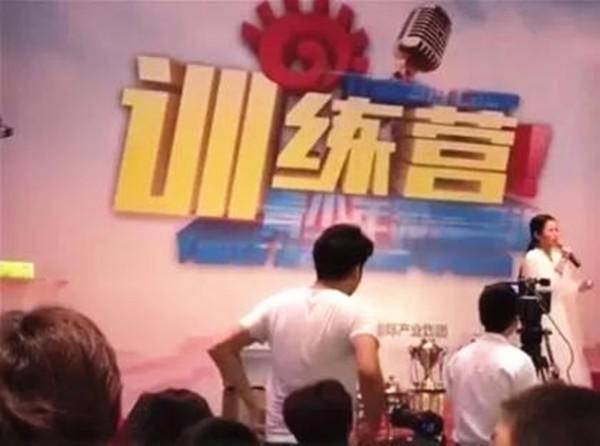 幼童|16岁女孩日写2000首诗的真相：拜师费19.8万，幼童要给川普当教练
