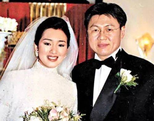 55岁巩俐与72岁法籍老公十指紧扣海滩度假,夫妻俩看起来很显年轻