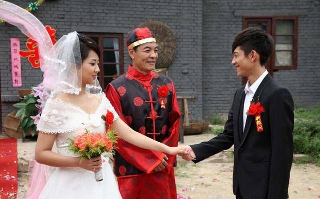 张一山被拍到疑似在女友家过夜,女方宋妍霏是