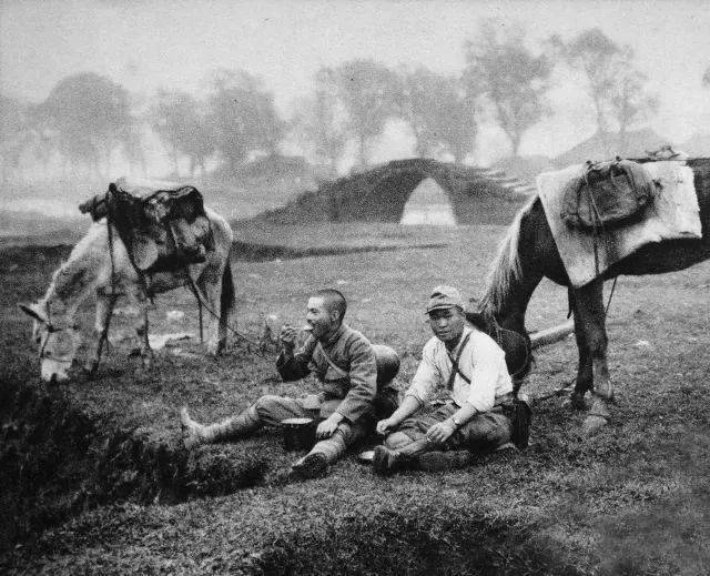 观点评论|一张淞沪会战国军士兵的老照片,很多人感动的哭了,结果是假的