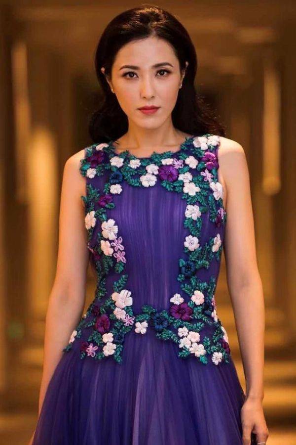 紫色|曾黎真是“氧气美女”，穿紫色连衣裙高贵优雅，一般人hold不住