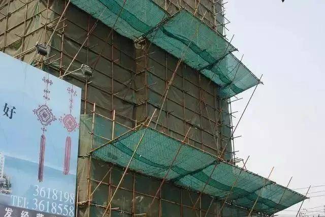 施工现场工人高空坠落,没装安全网当场死亡!这些违规操作等于在自杀!