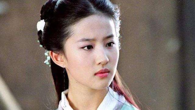 刘亦菲|刘亦菲黄圣依脸越来越大，女神组团发腮，小泽真珠也没逃脱