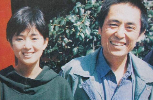 55岁巩俐穿着性感，与71岁丈夫十指紧扣，二人同