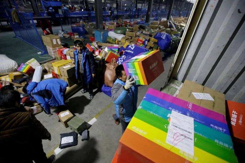中通“预警”：河南一网点被曝“用假人当安检