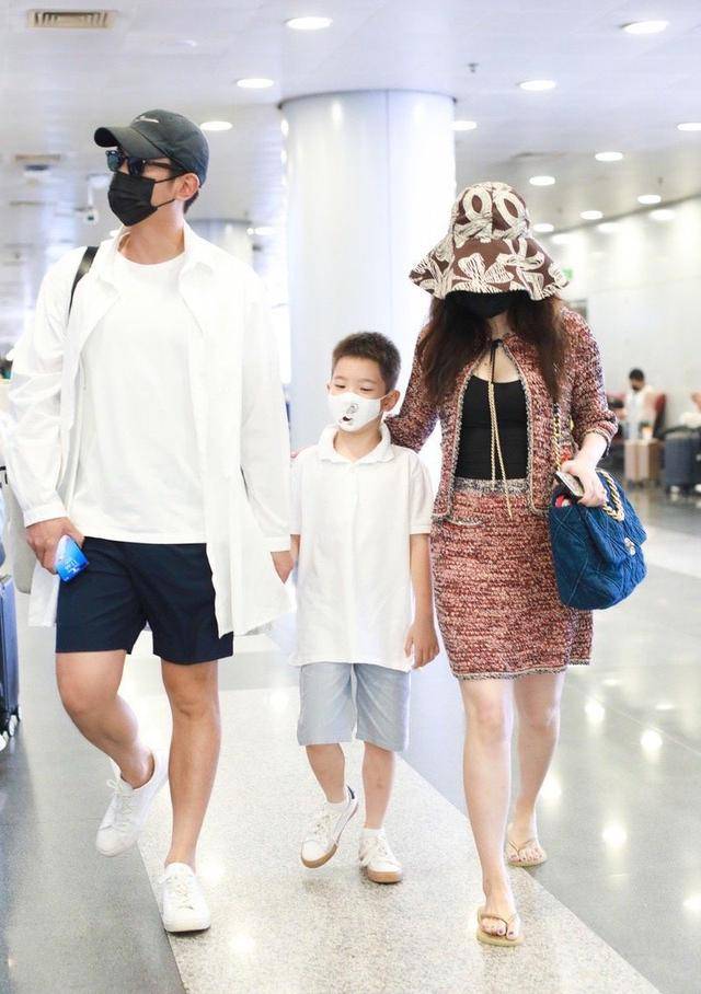 杜江|霍思燕一家三口久违露面，嗯哼长高不少，霍思燕穿针织裙温柔优雅