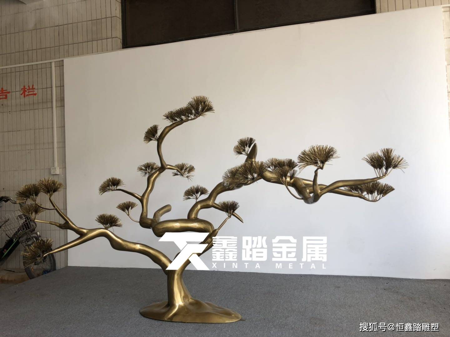 不锈钢迎客松雕塑 来自搜狐网