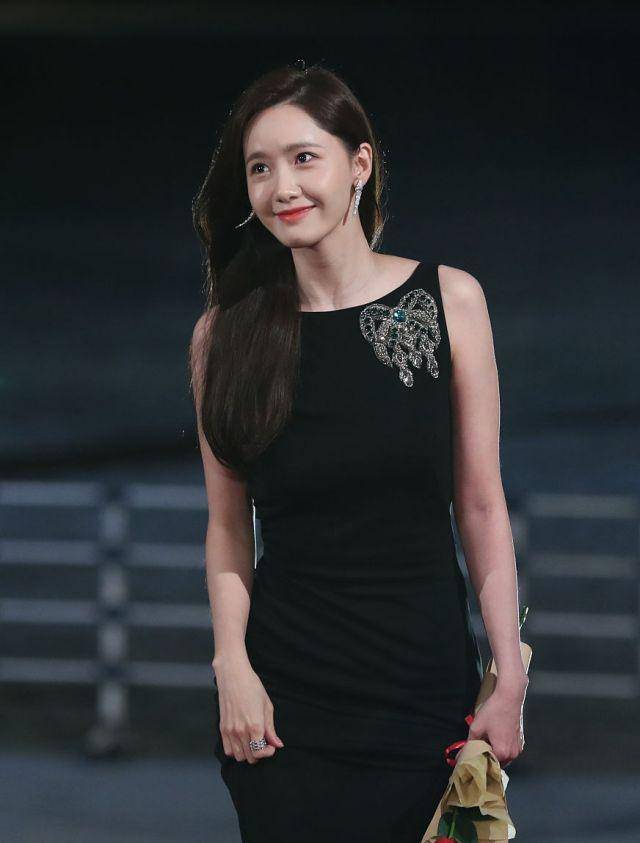 原创林允儿顾前不顾后?穿蕾丝露背礼服凹凸感尽显,蜜桃臀真诱人