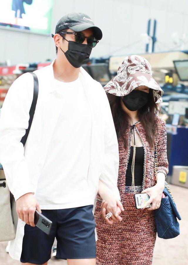 杜江|霍思燕一家三口久违露面，嗯哼长高不少，霍思燕穿针织裙温柔优雅