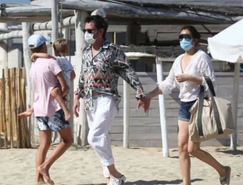 55岁巩俐与72岁法籍老公十指紧扣海滩度假,夫妻俩看起来很显年轻