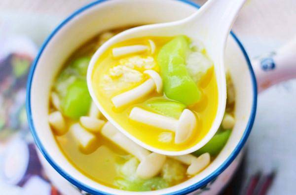 制作丝瓜菌菇鸡蛋汤的方法也简单,首先我们要把丝瓜切成块,在用盐水