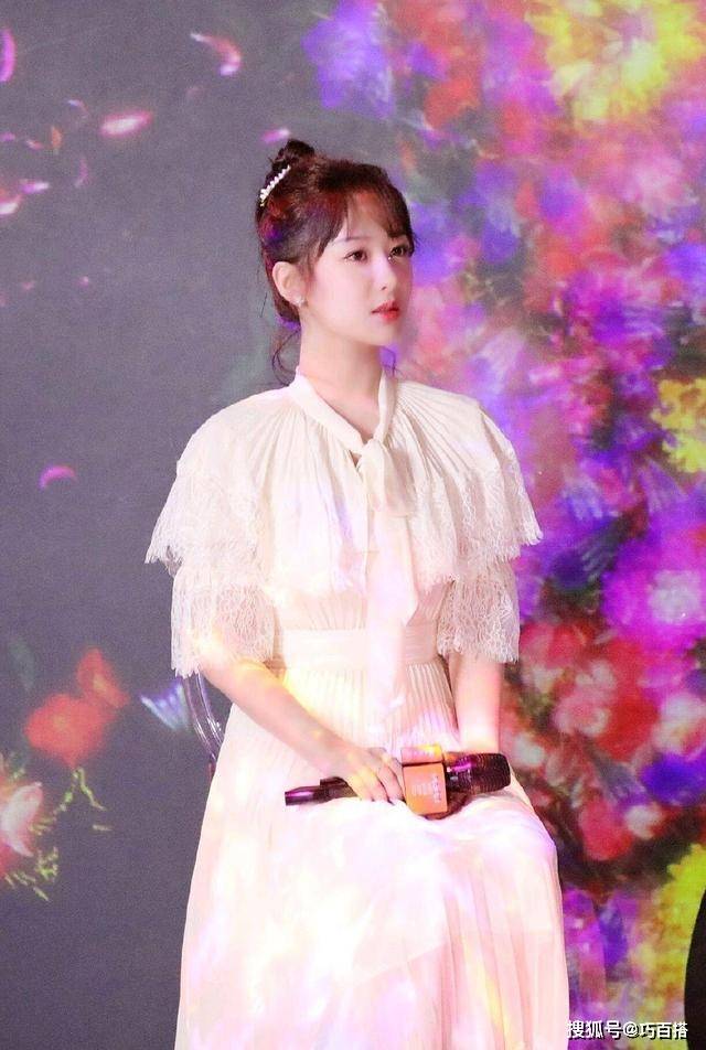 原创杨紫穿白色蕾丝长裙出席活动,又嫩又乖,看上去也就20岁