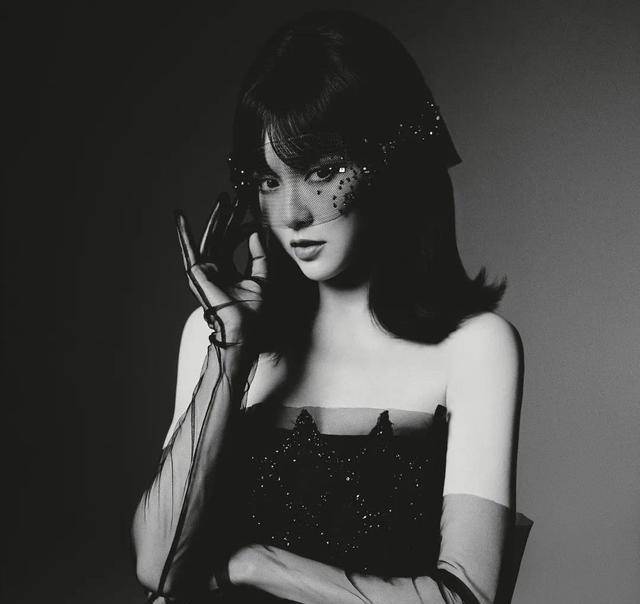 粉色|36岁唐嫣产后复工，穿粉色流珠裙出镜气质美绝，状态越看越年轻