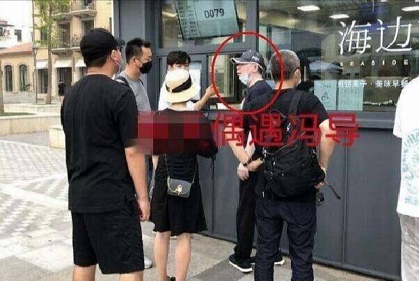 62岁冯小刚病情加重？与徐帆现身街头脸色苍白状