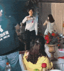 原创搞笑gif:没有点才艺,怎么能当伴娘伴郎?