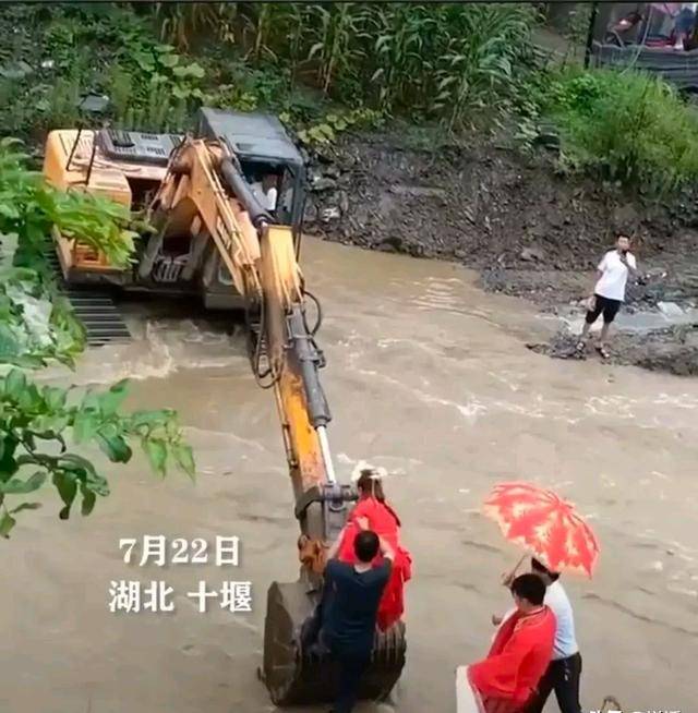 挖掘机变鹊桥送新人过河结婚 百年修得共枕眠，千年修得共挖机！