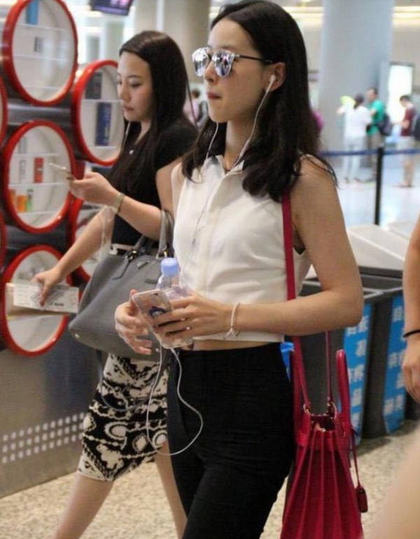 低调|“京东夫人”不再低调？章泽天穿“露脐装”秀身材，嫁给爱情越来越美