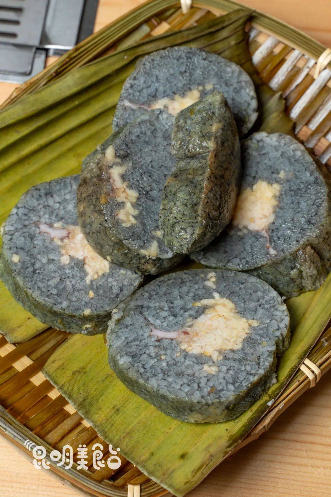 昆明|路边卖烧烤，好吃到车辆水泄不通昆明43斤村花找不到对象