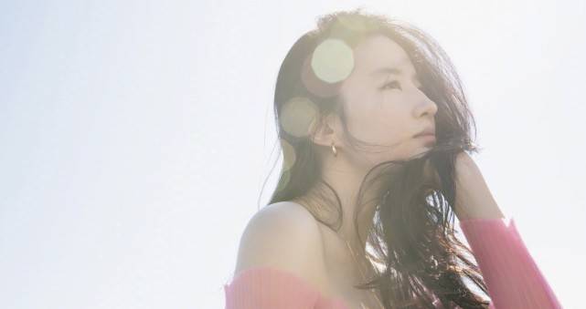 上衣|刘亦菲晒美照，穿粉色一字领上衣配白半身裙，网友：回归仙女状态