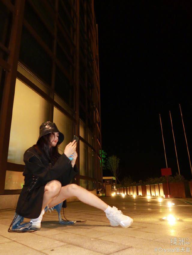 张天|张天爱大赞黄明昊品牌的外套，一转身露出设计师的小心机