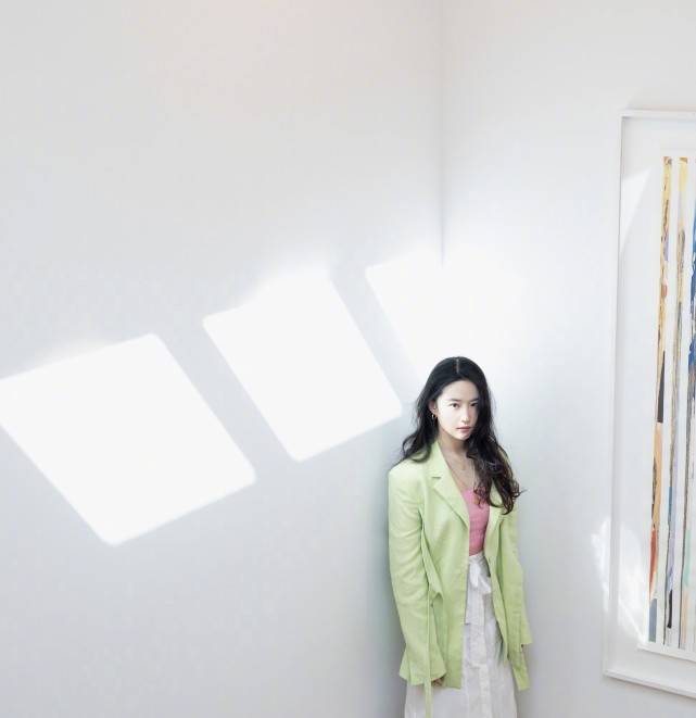 上衣|刘亦菲晒美照，穿粉色一字领上衣配白半身裙，网友：回归仙女状态