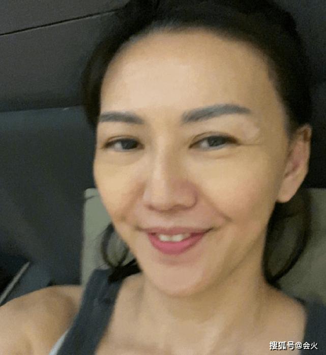 42岁孙燕姿素颜被嘲像大妈,法令纹明显皮肤黝黑
