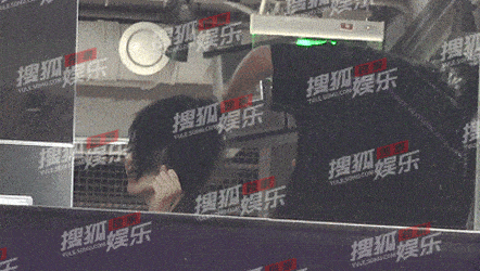 女儿|原创李嫣陪妈妈做头发，王菲店内喝酒又抽烟，出门还踩空险摔倒