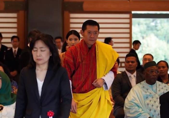 原创不丹帝后现状曝光40岁国王金屋藏娇佩玛生下二胎处境艰难